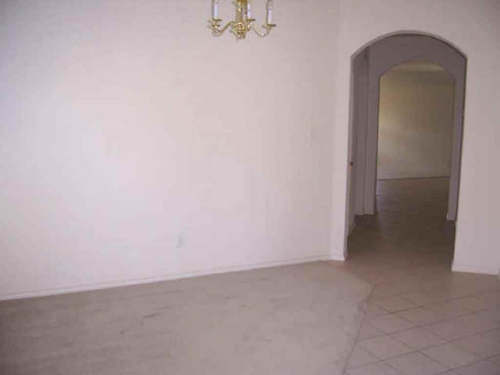 3017 Eastwood Dr - Photo 3 of 9