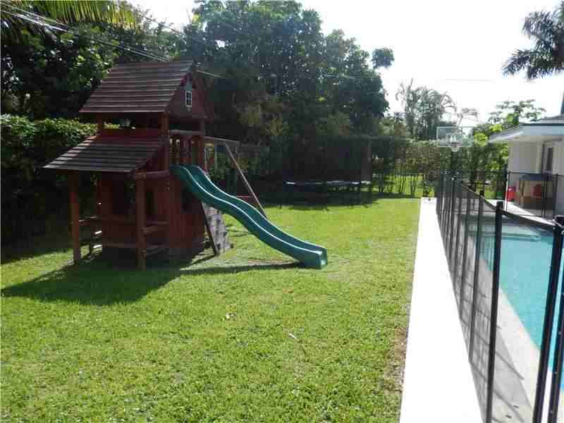 12741 SW 72nd Ave - Photo 3 of 8