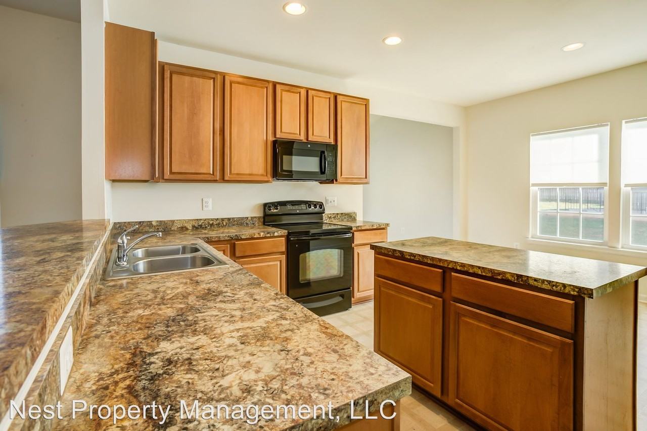 153 Larchmont Cir - Photo 3 of 26