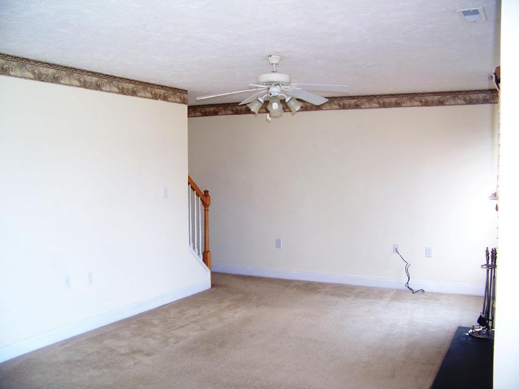 304 Hawthorn Dr - Photo 2 of 9