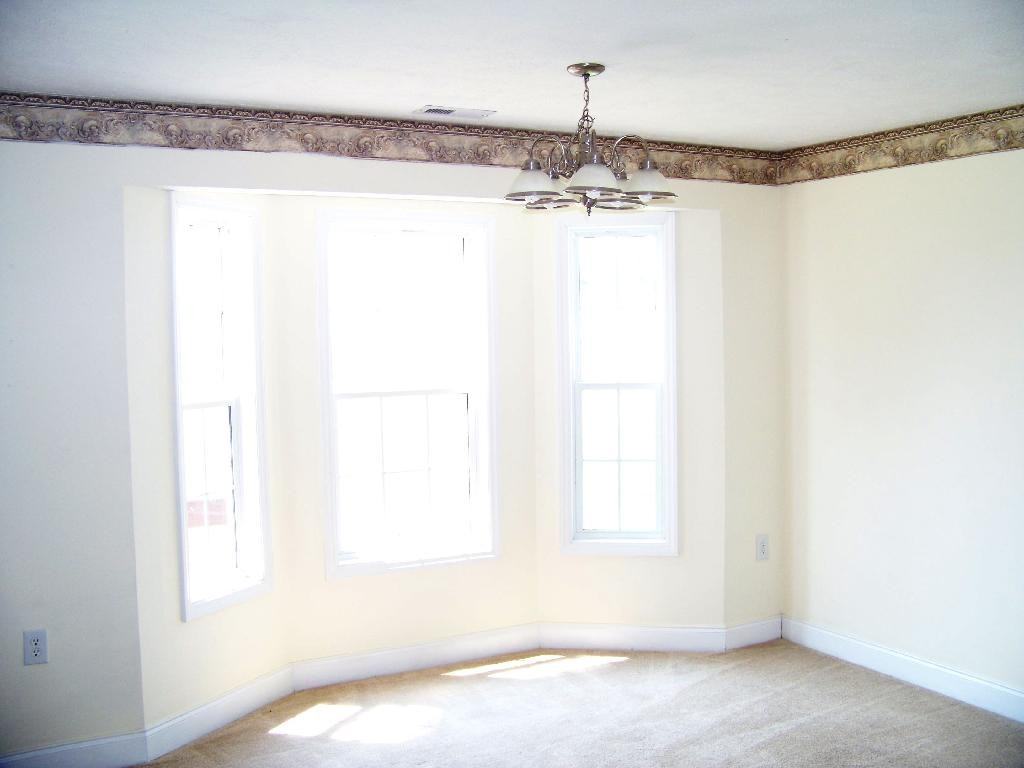 304 Hawthorn Dr - Photo 3 of 9