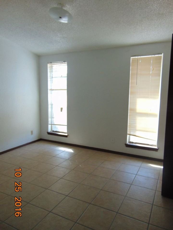 1504 Monte Sanders Ln - Photo 3 of 6