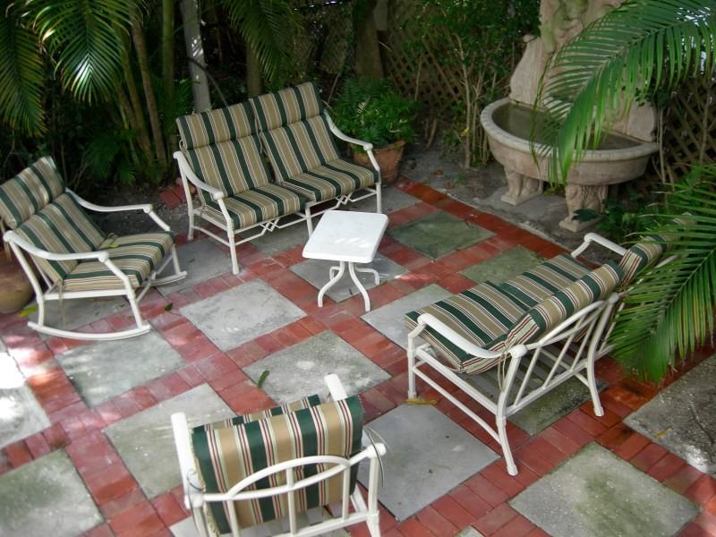 246 Oleander Ave - Photo 3 of 10