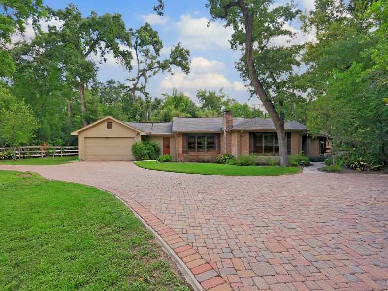 360 Piney Point Rd - Photo 2 of 32