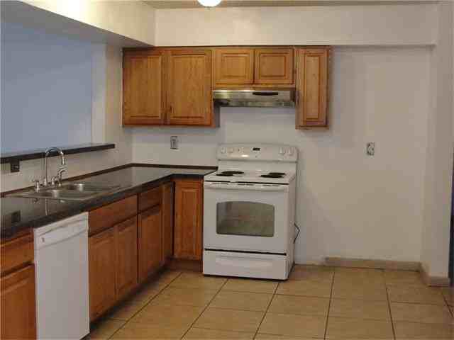 1305 Ridgefield Dr - Photo 3 of 10