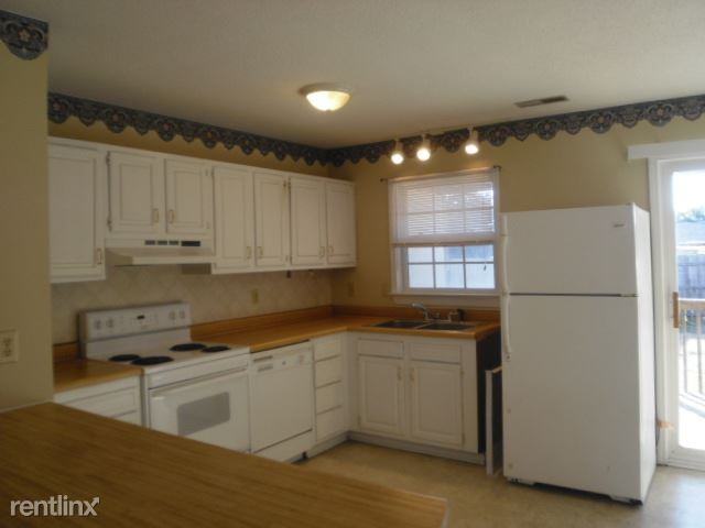 119 Center Dr - Photo 3 of 10