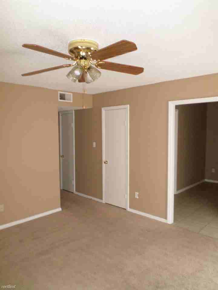 3940 Twin Lakes Dr - Photo 3 of 7