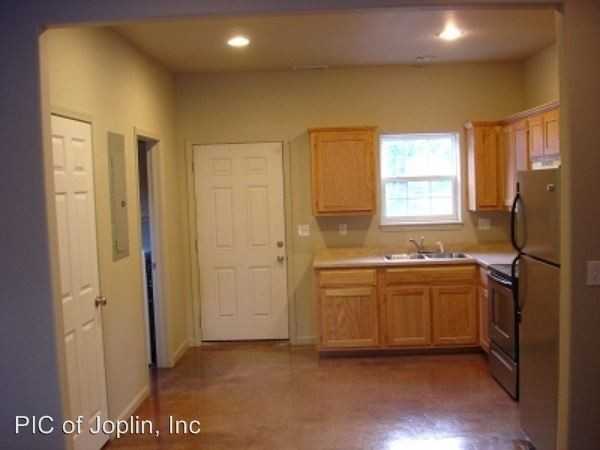 1005 Orchard St - Photo 3 of 3