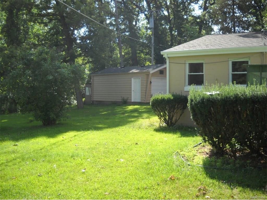 1574 Maxfield Lake Rd - Photo 2 of 27