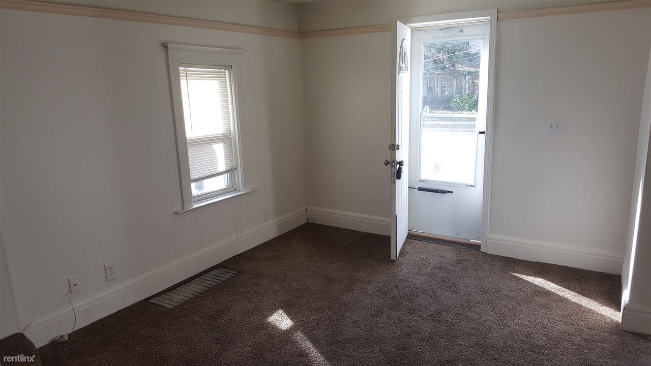 33130 Robeson St - Photo 2 of 8