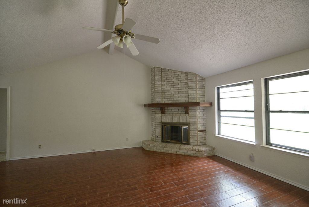 1805 Oakridge Dr - Photo 2 of 9