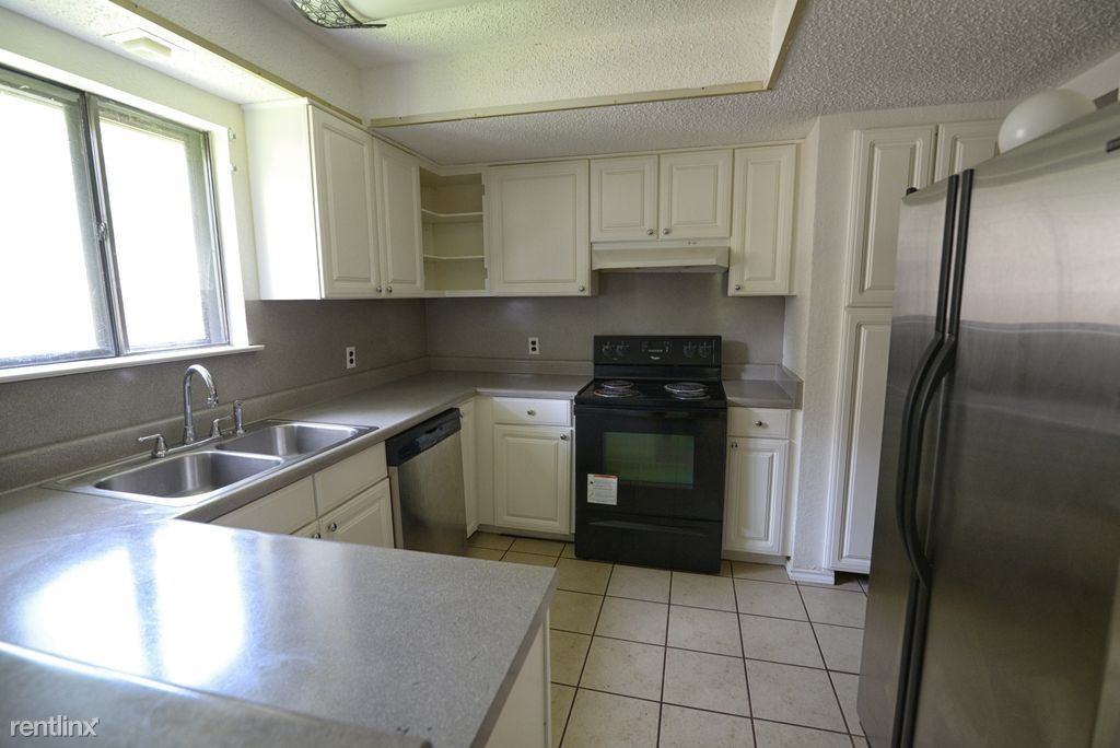 1805 Oakridge Dr - Photo 3 of 9