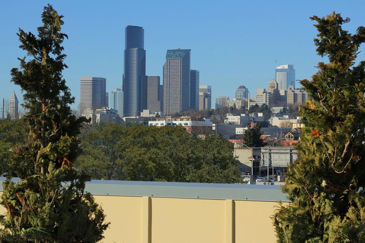 999 Hiawatha Apartments - Photo 3 of 11