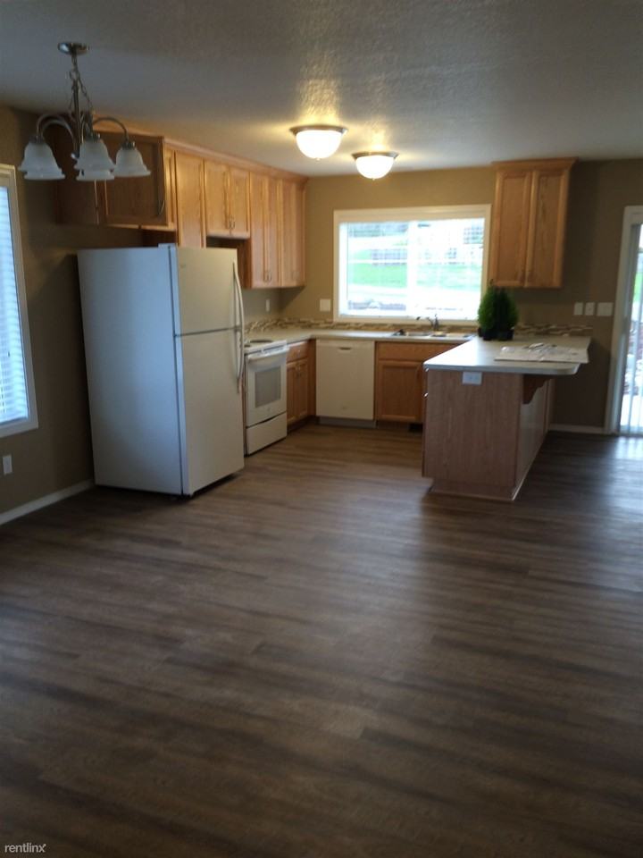 639 Adams St - Photo 3 of 8