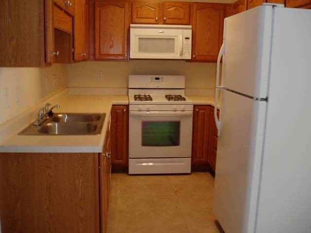 98 Rotunda Cir - Photo 2 of 8