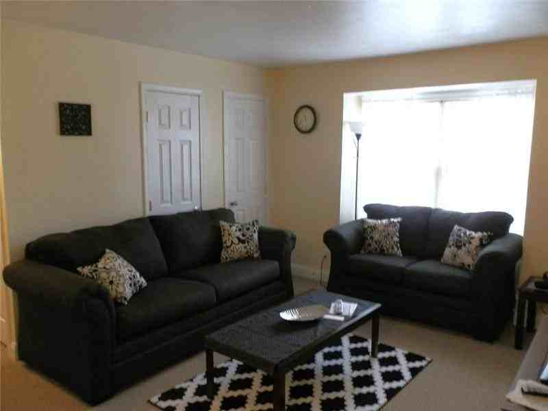 1043 Broadway St - Photo 2 of 10