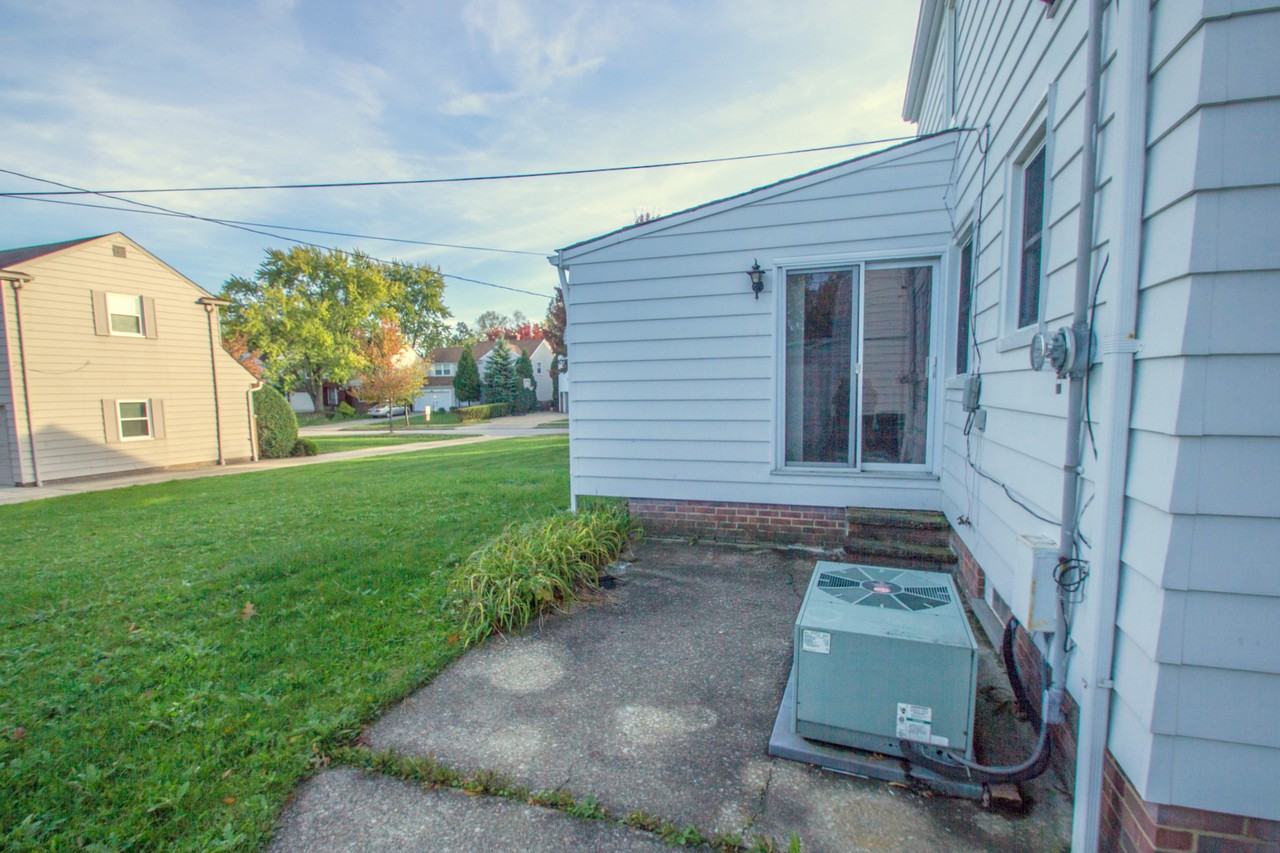 2325 S Green Rd - Photo 3 of 36