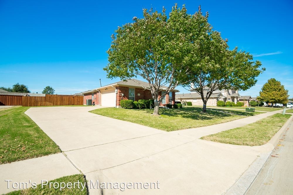 1013 Chesterfield Dr - Photo 2 of 26