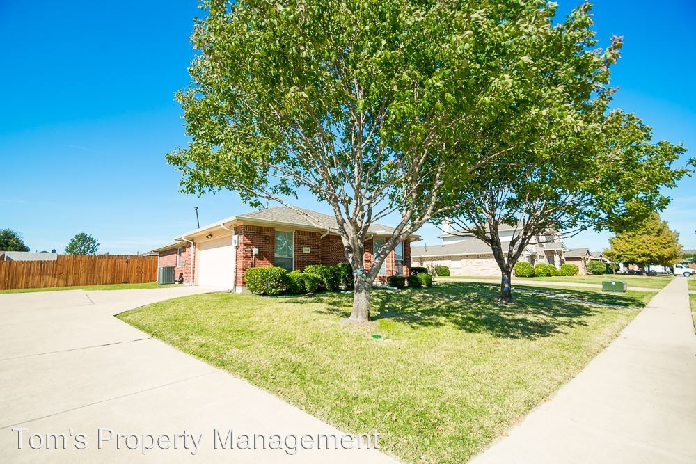 1013 Chesterfield Dr - Photo 3 of 26