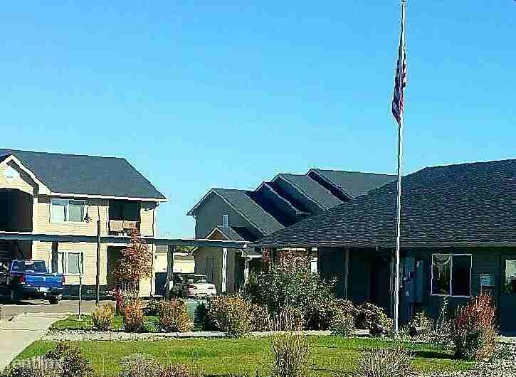 Waters Edge Apts - Photo 2 of 10