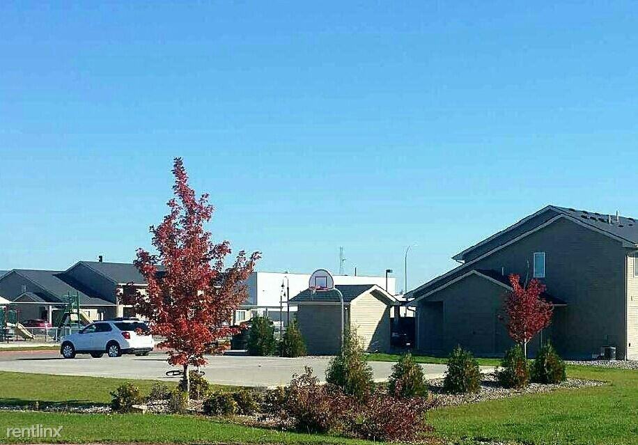 Waters Edge Apts - Photo 3 of 10