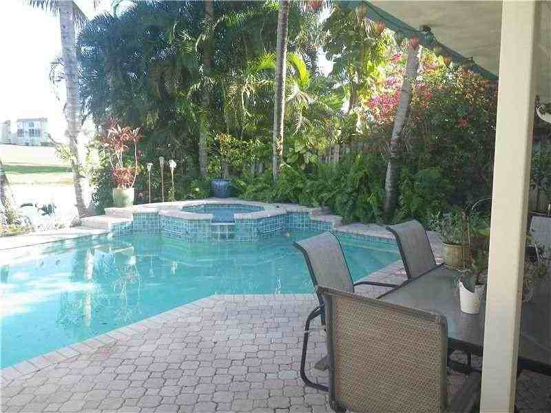 8303 SW 26th Pl - Photo 2 of 8