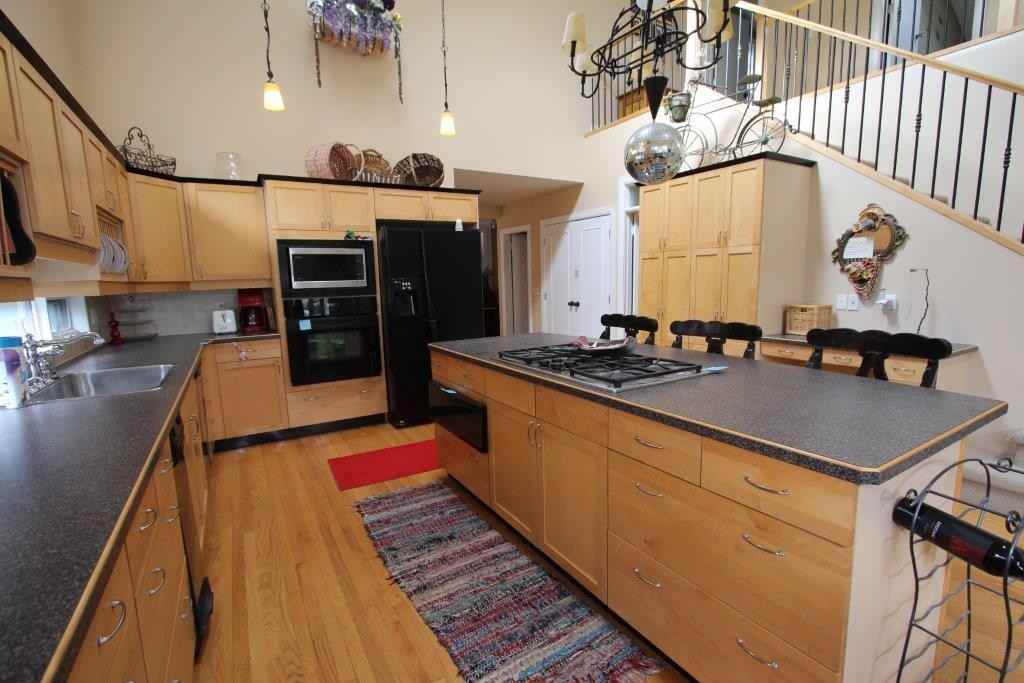 817 Rideau Rd SW - Photo 3 of 19