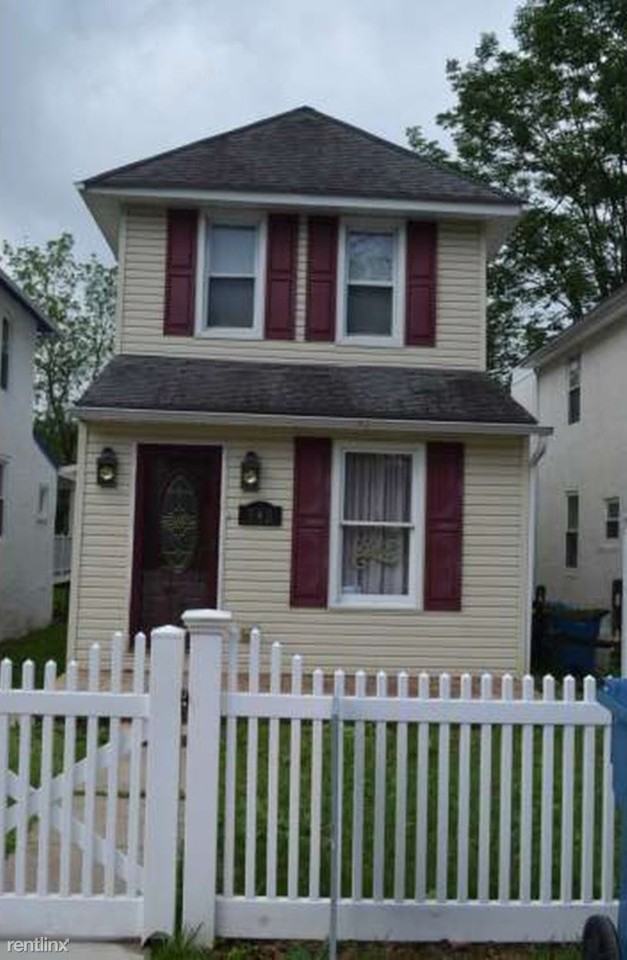 340 Maple Ave - Photo 2 of 20