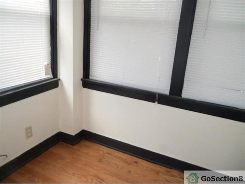 923 W 85th St - Photo 3 of 50