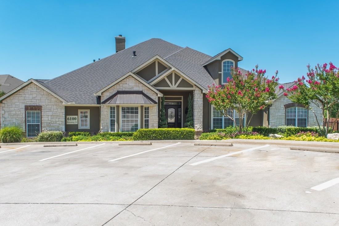 Oxford at Iron Horse - Photo 2 of 22