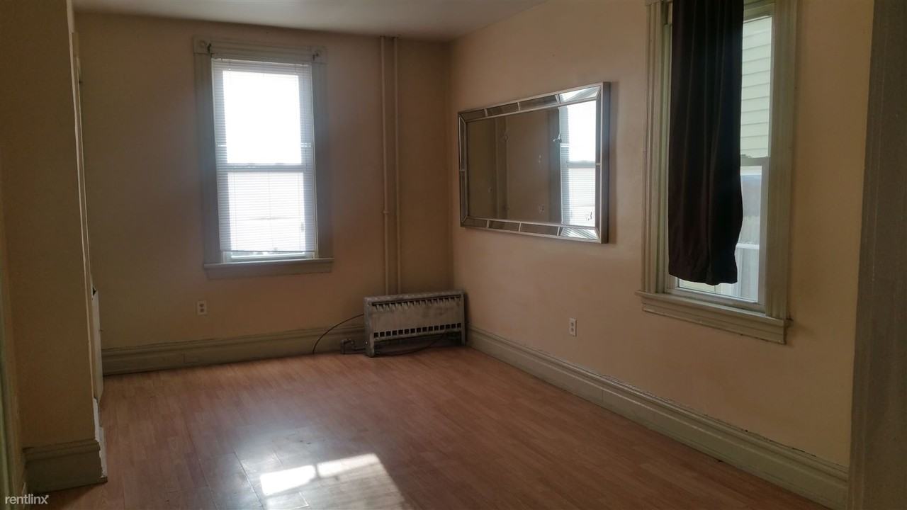 818 Spring St - Photo 3 of 12