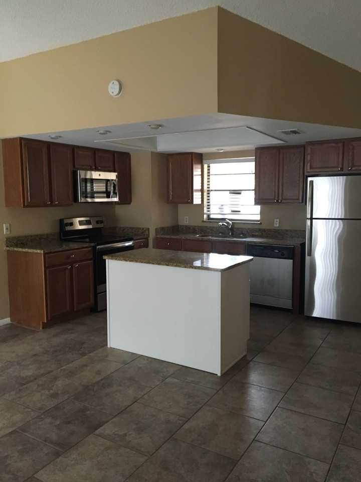 18852 Parade Rd - Photo 3 of 12