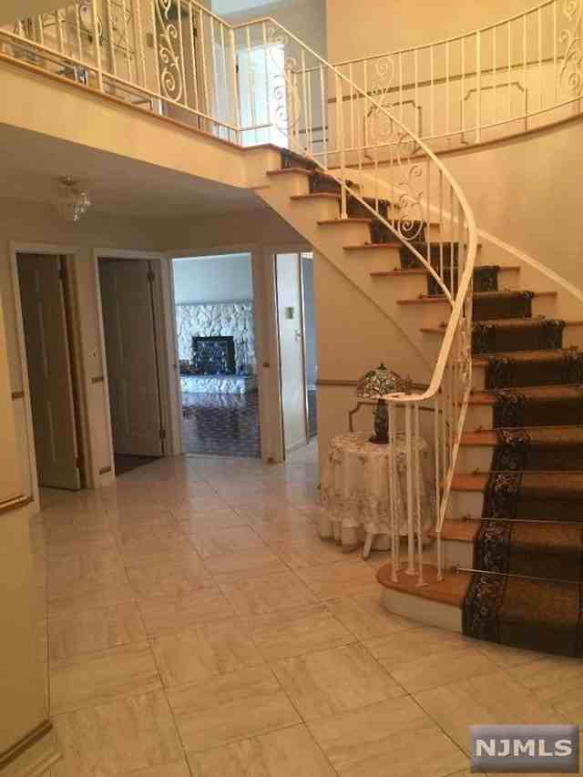 139 Middlesex Ave - Photo 2 of 15