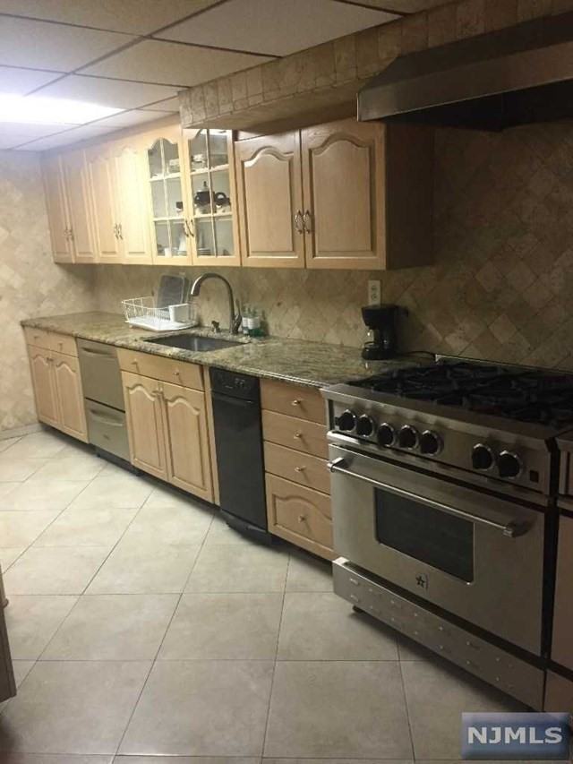 139 Middlesex Ave - Photo 3 of 15