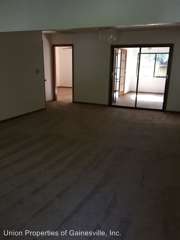 415 NW 27th St - Photo 3 of 16