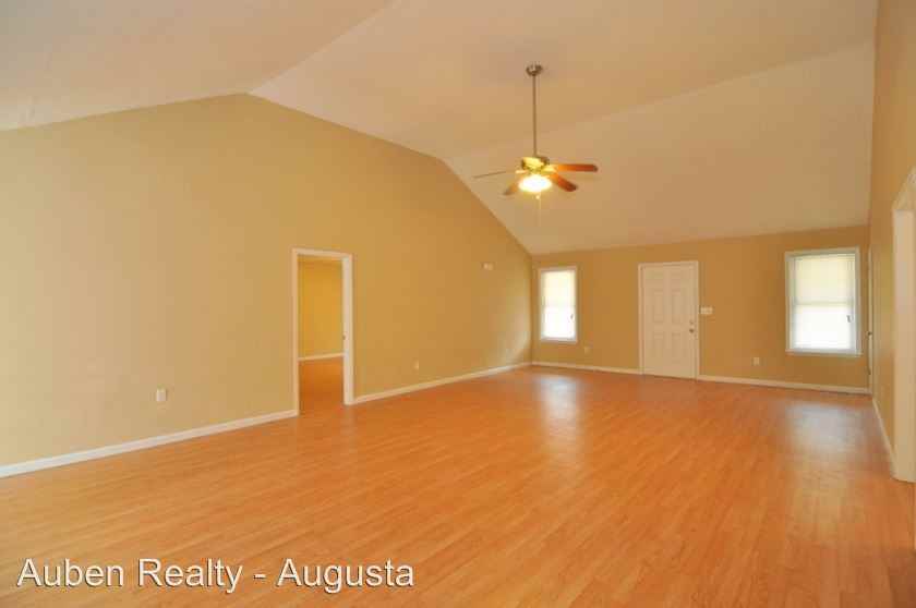 3815 Crest Dr - Photo 3 of 18