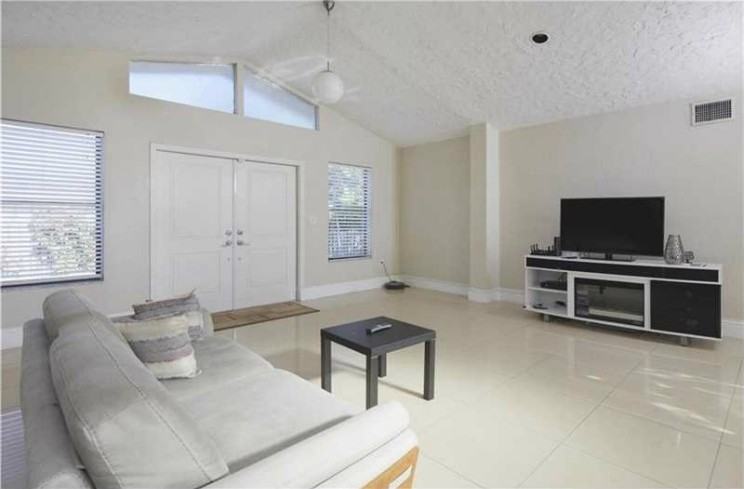 2599-2501 NE 195th St - Photo 2 of 8