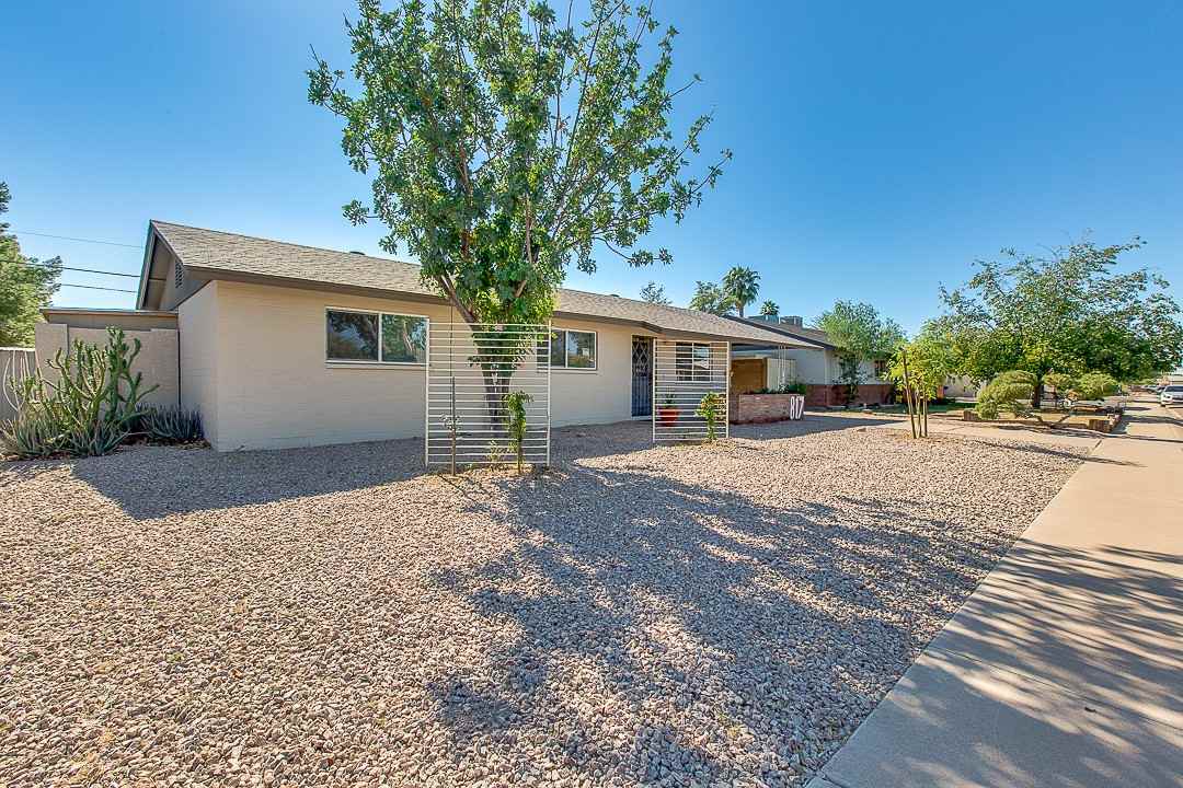 817 W 10th St - Photo 2 of 30