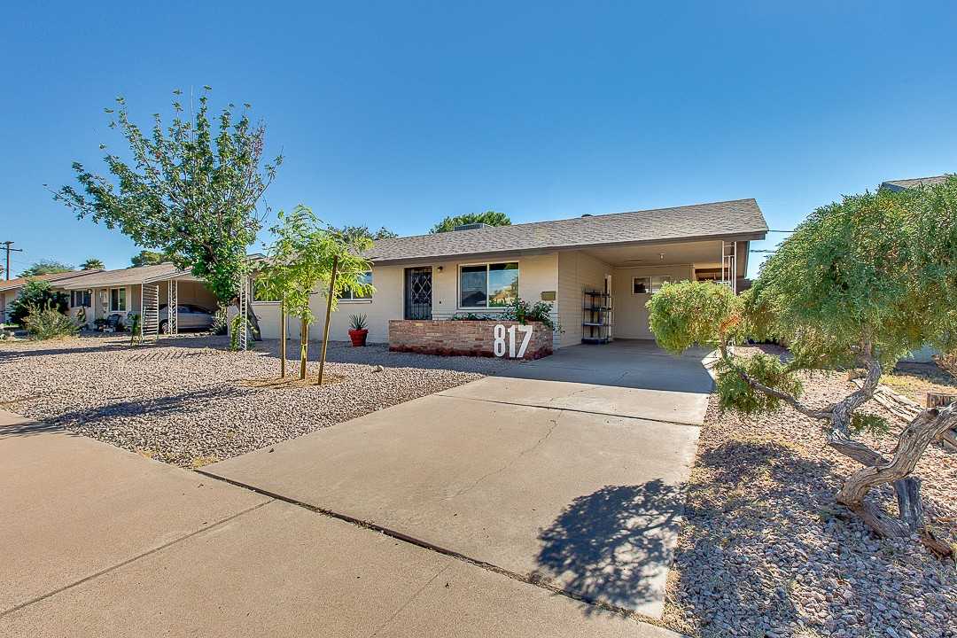 817 W 10th St - Photo 3 of 30