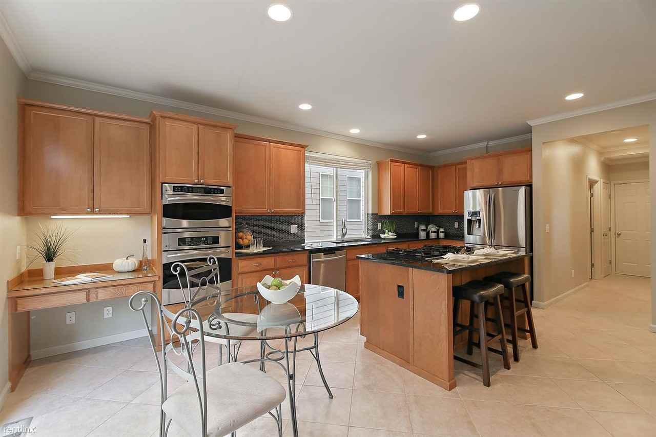 16142 Parkside Way SE - Photo 2 of 10