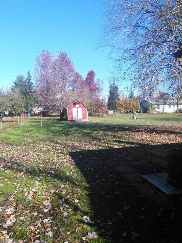 205 Holly Ln - Photo 2 of 3