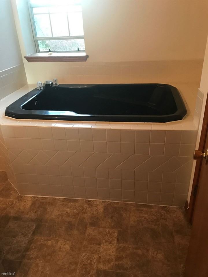 703 Country Club Dr - Photo 3 of 8