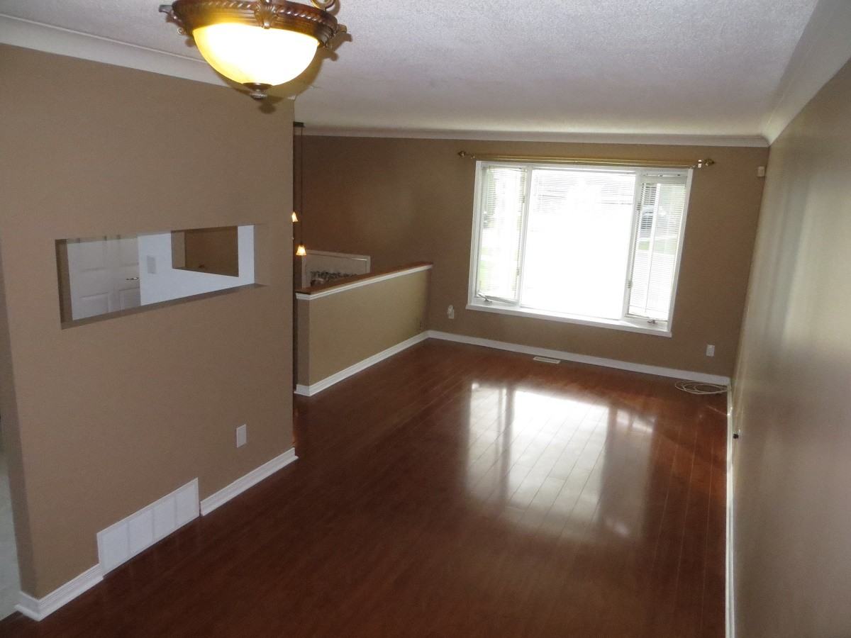 967 Warburton Crescent - Photo 2 of 5