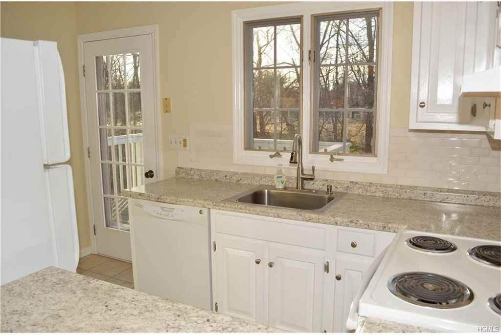 702 Chestnut Dr - Photo 3 of 20