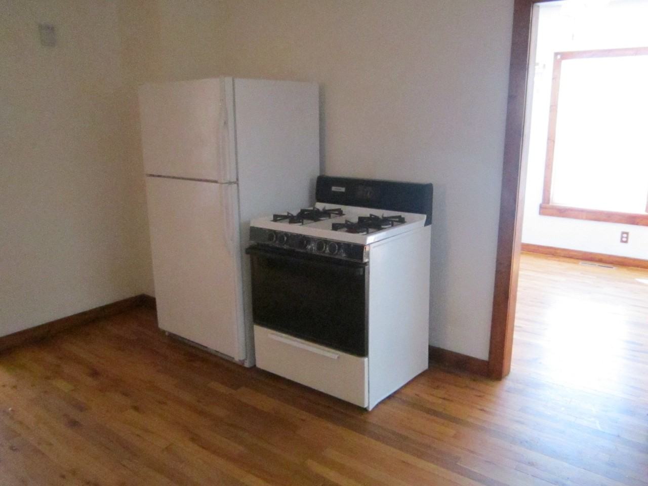 212 W 6th St - Photo 3 of 4