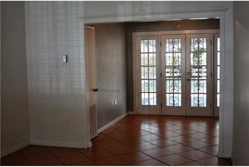 940 NE 126th St - Photo 2 of 8