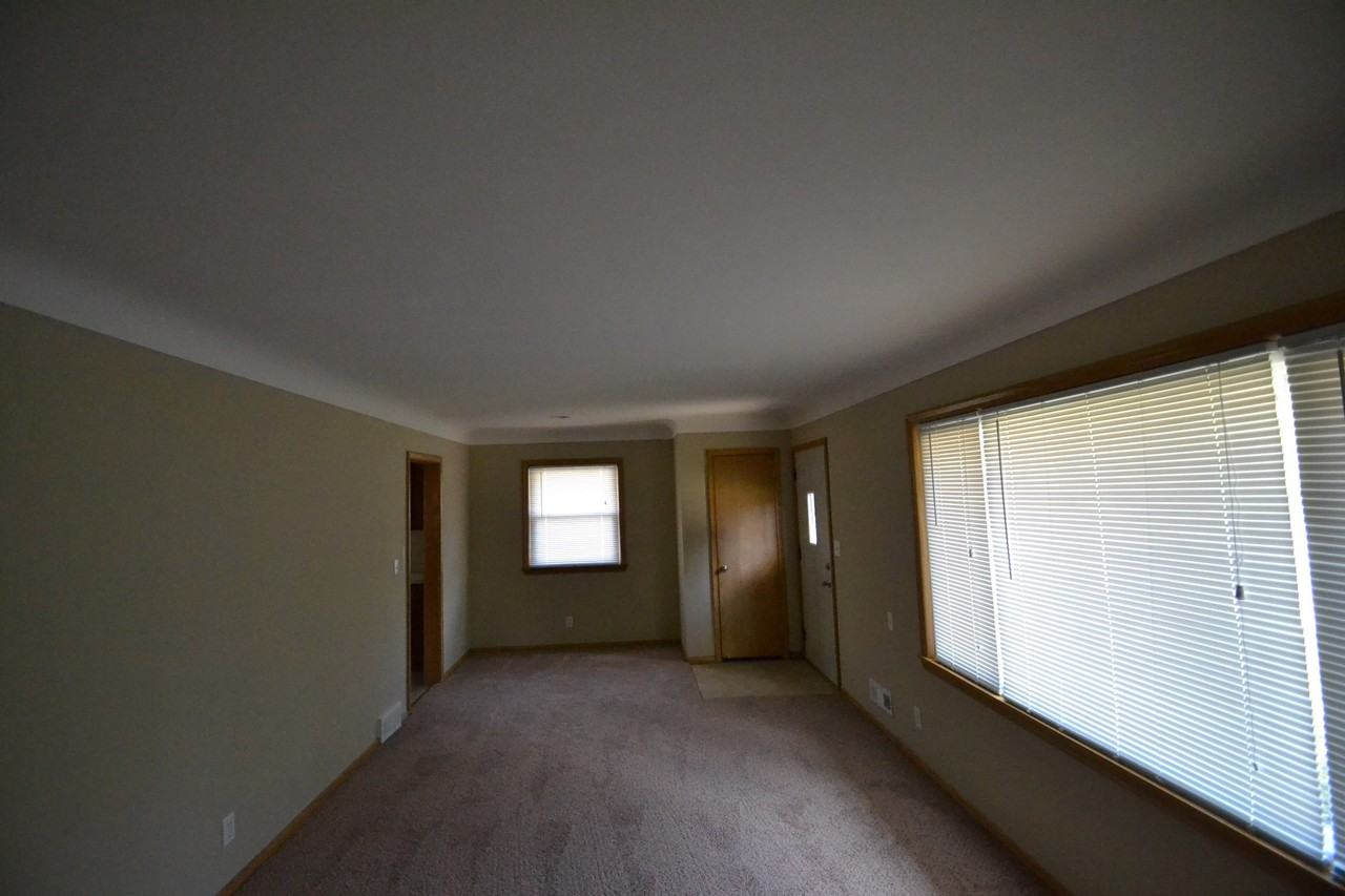 2860 NE Grand St - Photo 2 of 9