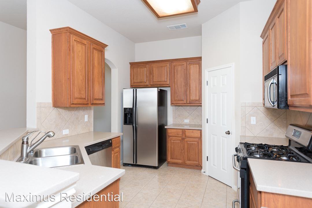 1611 Briar Hill Dr - Photo 3 of 24