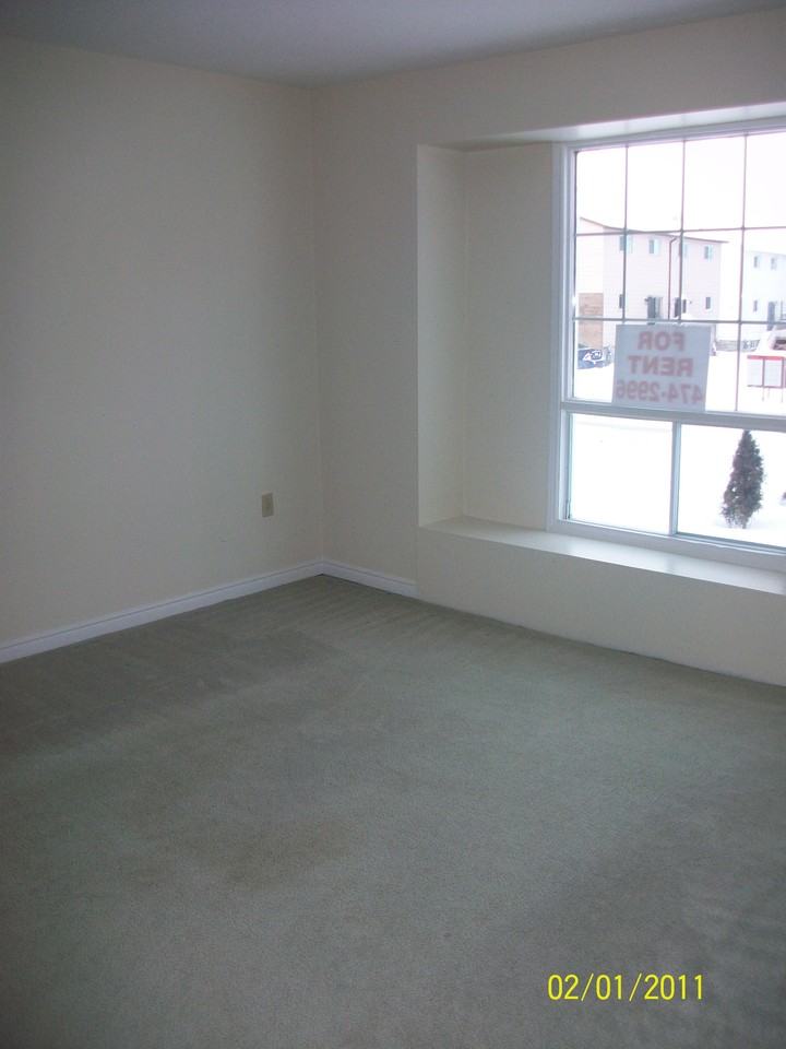 7 Packard Crescent - Photo 3 of 9