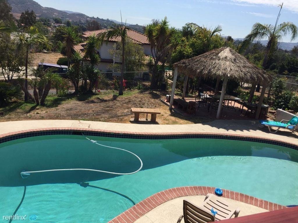 1141 Idaho Ave - Photo 2 of 14